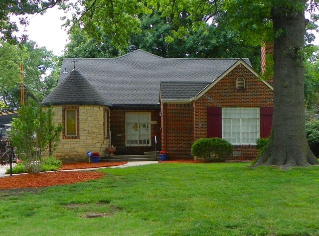 207 N Parkwood Lane, Wichita, KS 67208