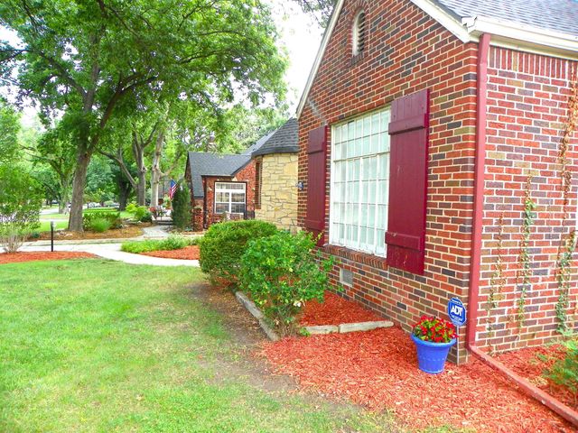 207 N Parkwood Lane, Wichita, KS 67208