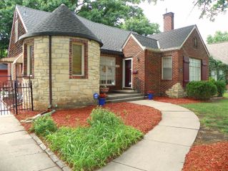 207 N Parkwood Lane, Wichita, KS 67208