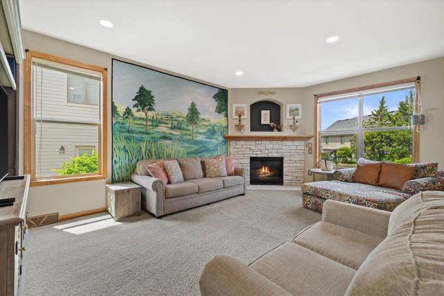 2106 Deer PATH, Waukesha, WI 53189