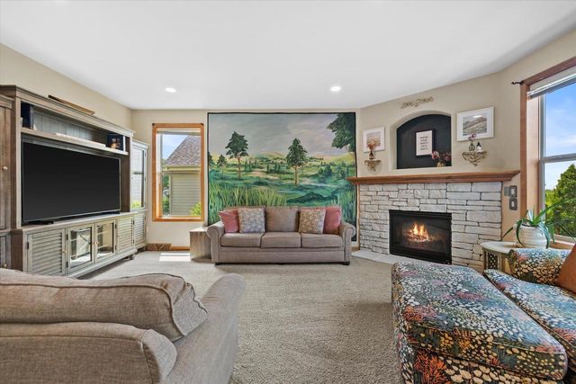 2106 Deer PATH, Waukesha, WI 53189