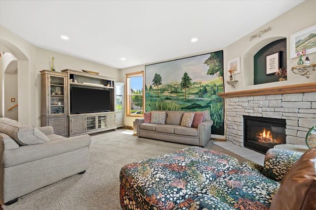 2106 Deer PATH, Waukesha, WI 53189