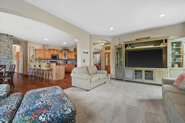 2106 Deer PATH, Waukesha, WI 53189
