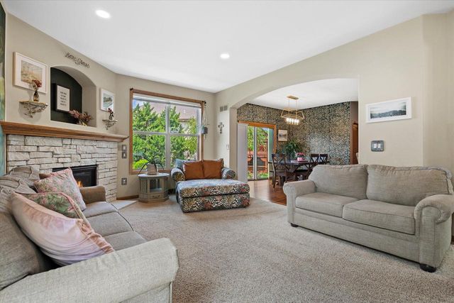 2106 Deer PATH, Waukesha, WI 53189