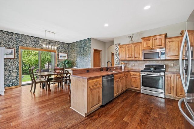 2106 Deer PATH, Waukesha, WI 53189