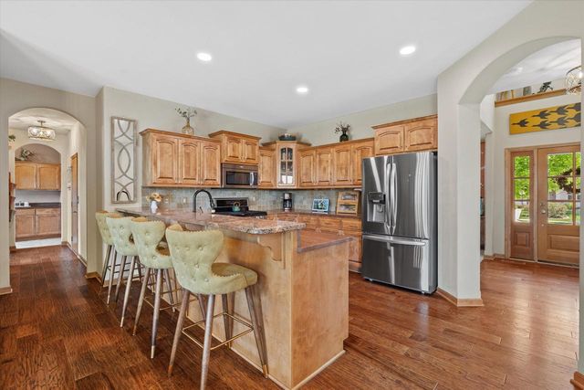 2106 Deer PATH, Waukesha, WI 53189