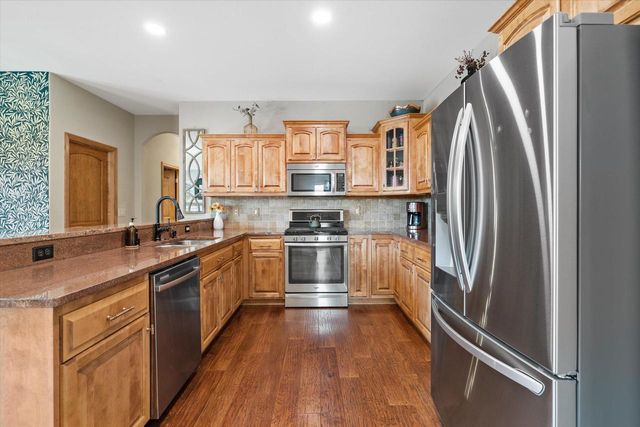 2106 Deer PATH, Waukesha, WI 53189