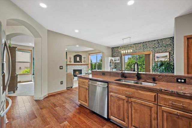 2106 Deer PATH, Waukesha, WI 53189
