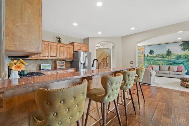 2106 Deer PATH, Waukesha, WI 53189