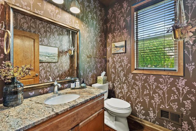 2106 Deer PATH, Waukesha, WI 53189