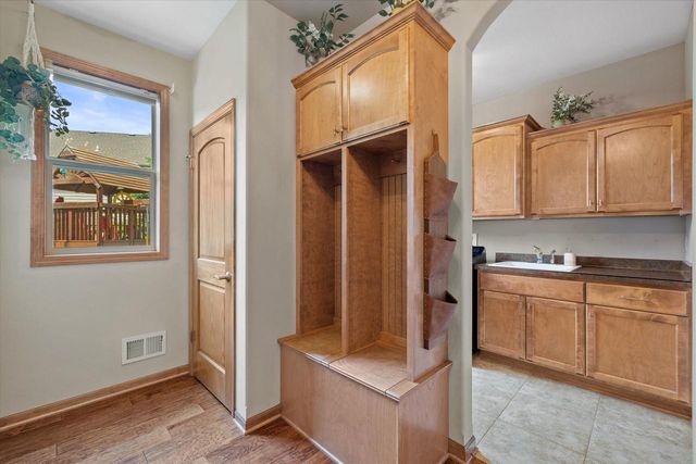 2106 Deer PATH, Waukesha, WI 53189