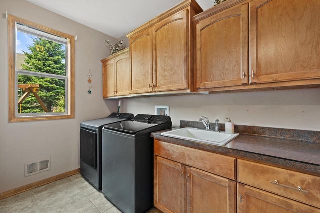 2106 Deer PATH, Waukesha, WI 53189