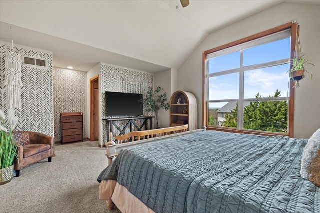2106 Deer PATH, Waukesha, WI 53189