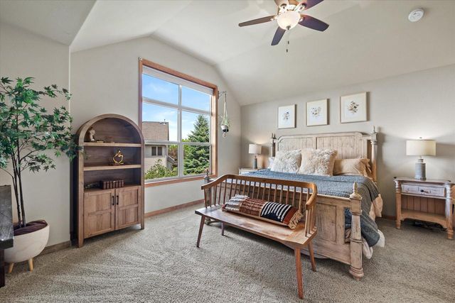 2106 Deer PATH, Waukesha, WI 53189