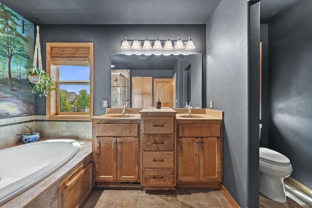 2106 Deer PATH, Waukesha, WI 53189