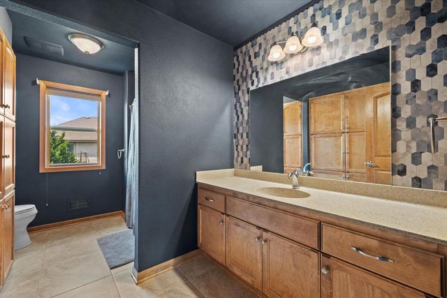 2106 Deer PATH, Waukesha, WI 53189