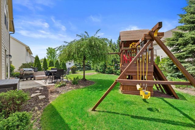 2106 Deer PATH, Waukesha, WI 53189