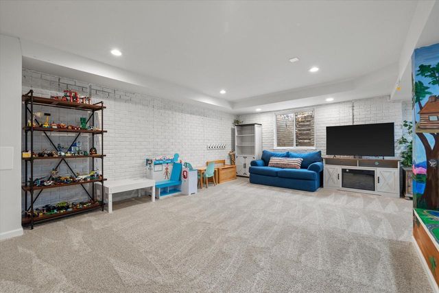 2106 Deer PATH, Waukesha, WI 53189