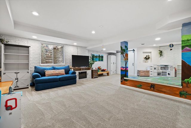 2106 Deer PATH, Waukesha, WI 53189