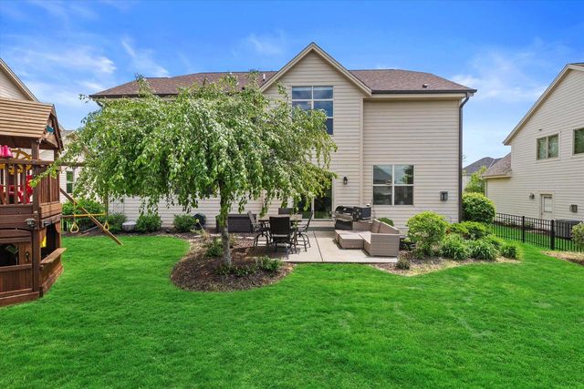 2106 Deer PATH, Waukesha, WI 53189