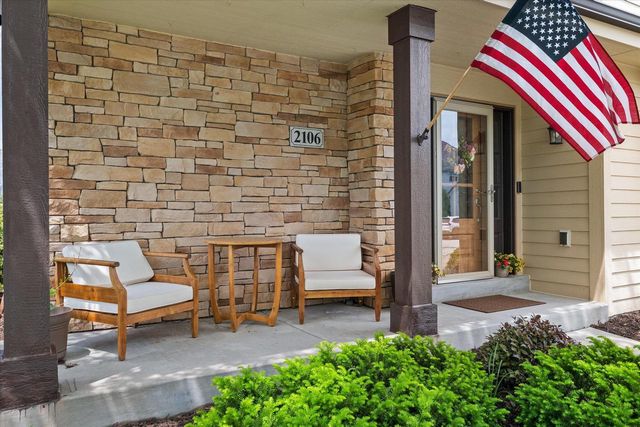 2106 Deer PATH, Waukesha, WI 53189