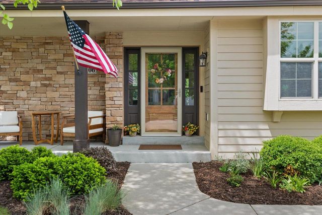 2106 Deer PATH, Waukesha, WI 53189