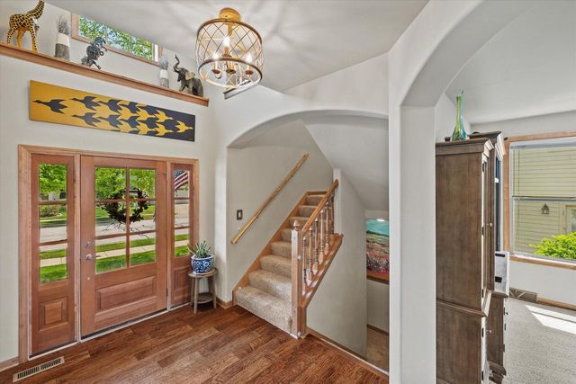 2106 Deer PATH, Waukesha, WI 53189