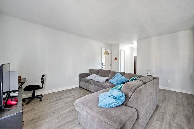 1653 Pentecost Way 12, San Diego, CA 92105