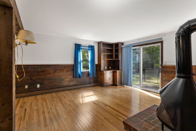 6 Mapleton St, Acushnet, MA 02743