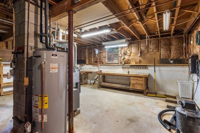 6 Mapleton St, Acushnet, MA 02743