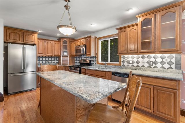6 Mapleton St, Acushnet, MA 02743