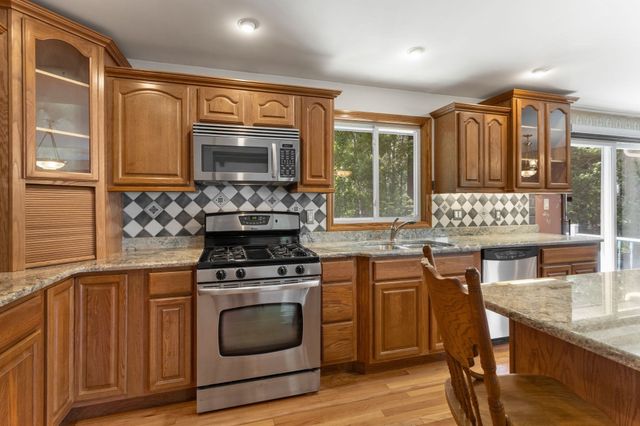 6 Mapleton St, Acushnet, MA 02743