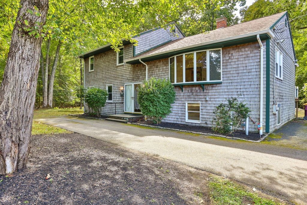 6 Mapleton St, Acushnet, MA 02743