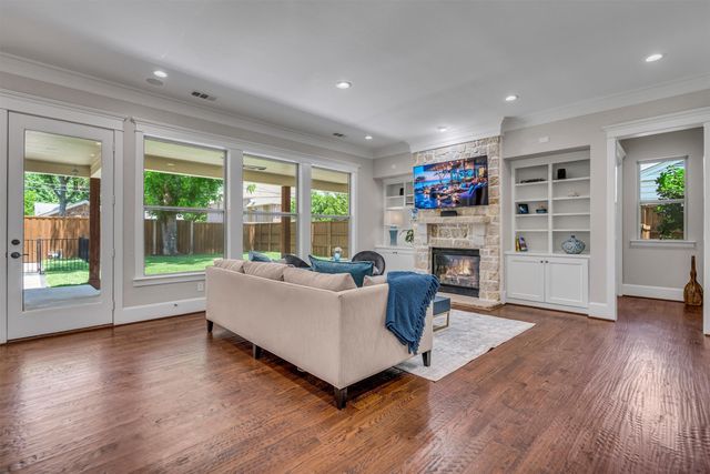 6811 Deloache Avenue, Dallas, TX 75225