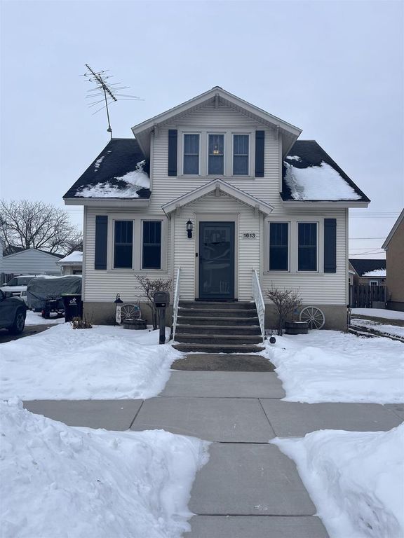 1613 17TH AVENUE, Menominee, MI 49858