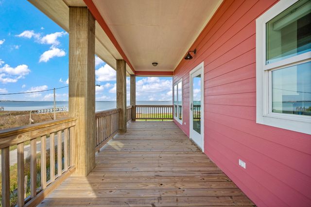 1042 N Margaret Road, Gilchrist, TX 77617