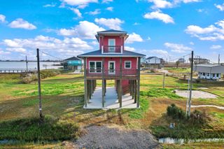 1042 N Margaret Road, Gilchrist, TX 77617