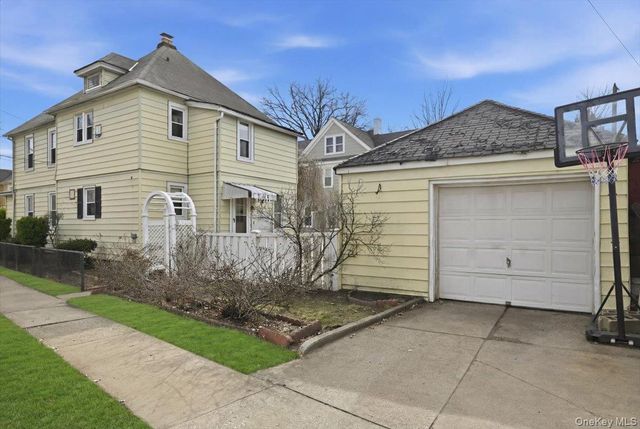 51 W Hitchcock Avenue, Floral Park, NY 11001