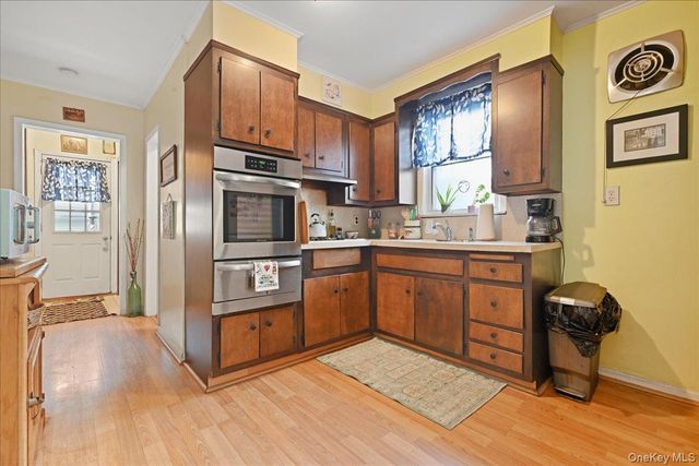 51 W Hitchcock Avenue, Floral Park, NY 11001