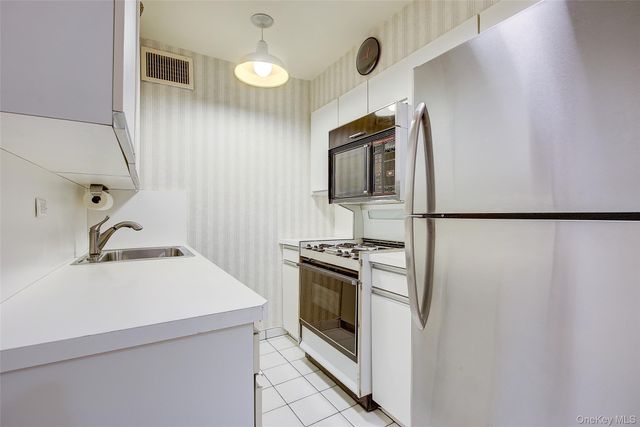 66-36 Yellowstone Boulevard 4-A, Forest Hills, NY 11375