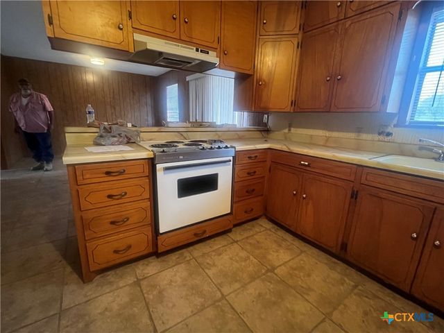 509 W 6th Street, Yorktown, TX 78164