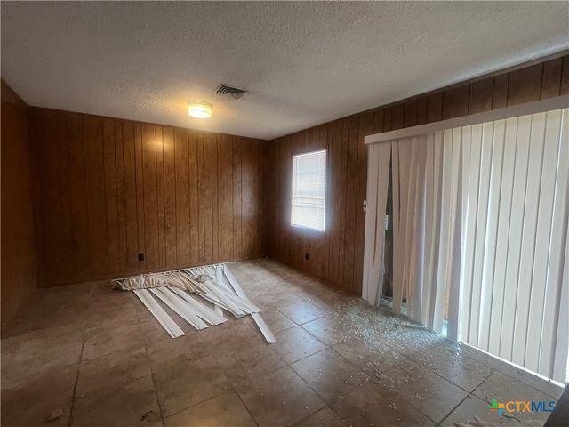 509 W 6th Street, Yorktown, TX 78164