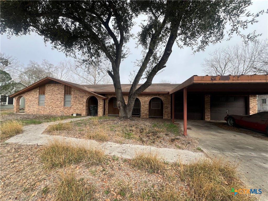 509 W 6th Street, Yorktown, TX 78164