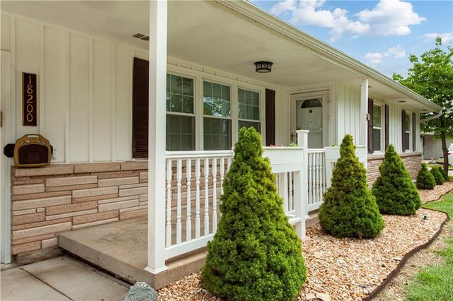 18200 Hanthorne Drive, Independence, MO 64057