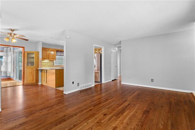 18200 Hanthorne Drive, Independence, MO 64057