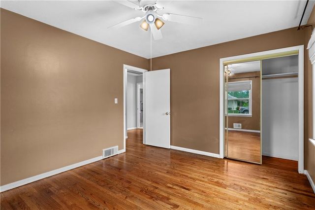 18200 Hanthorne Drive, Independence, MO 64057