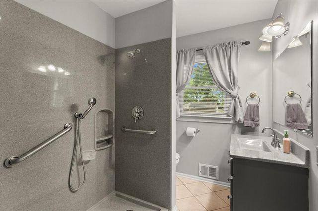 18200 Hanthorne Drive, Independence, MO 64057
