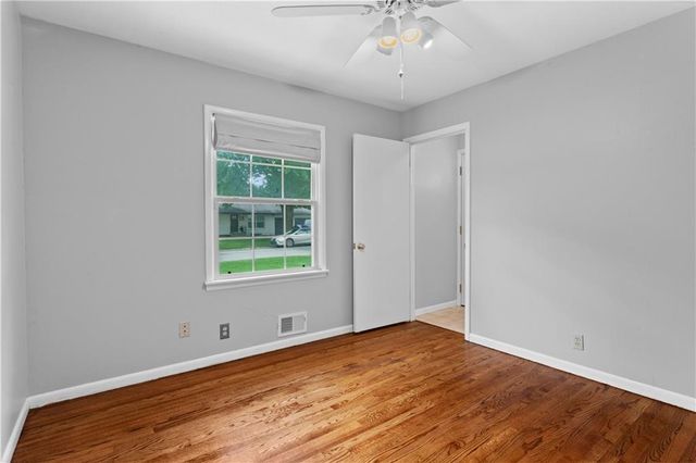 18200 Hanthorne Drive, Independence, MO 64057