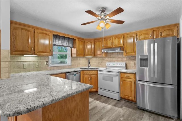 18200 Hanthorne Drive, Independence, MO 64057