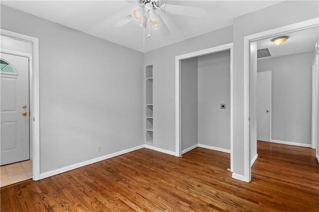 18200 Hanthorne Drive, Independence, MO 64057